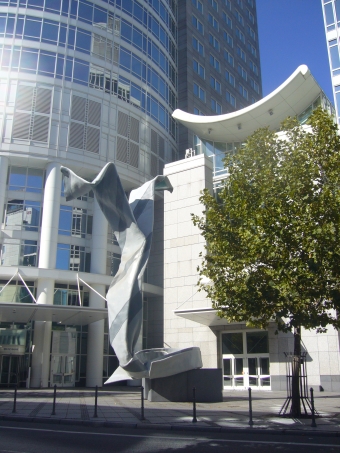 Aufwind, Dynamik, Vorankommen, ErfolgFrankfurt, Westend Tower, „Inverted Collar and Tie“von Claes Oldenburg und Coosje van Bruggen, 1994